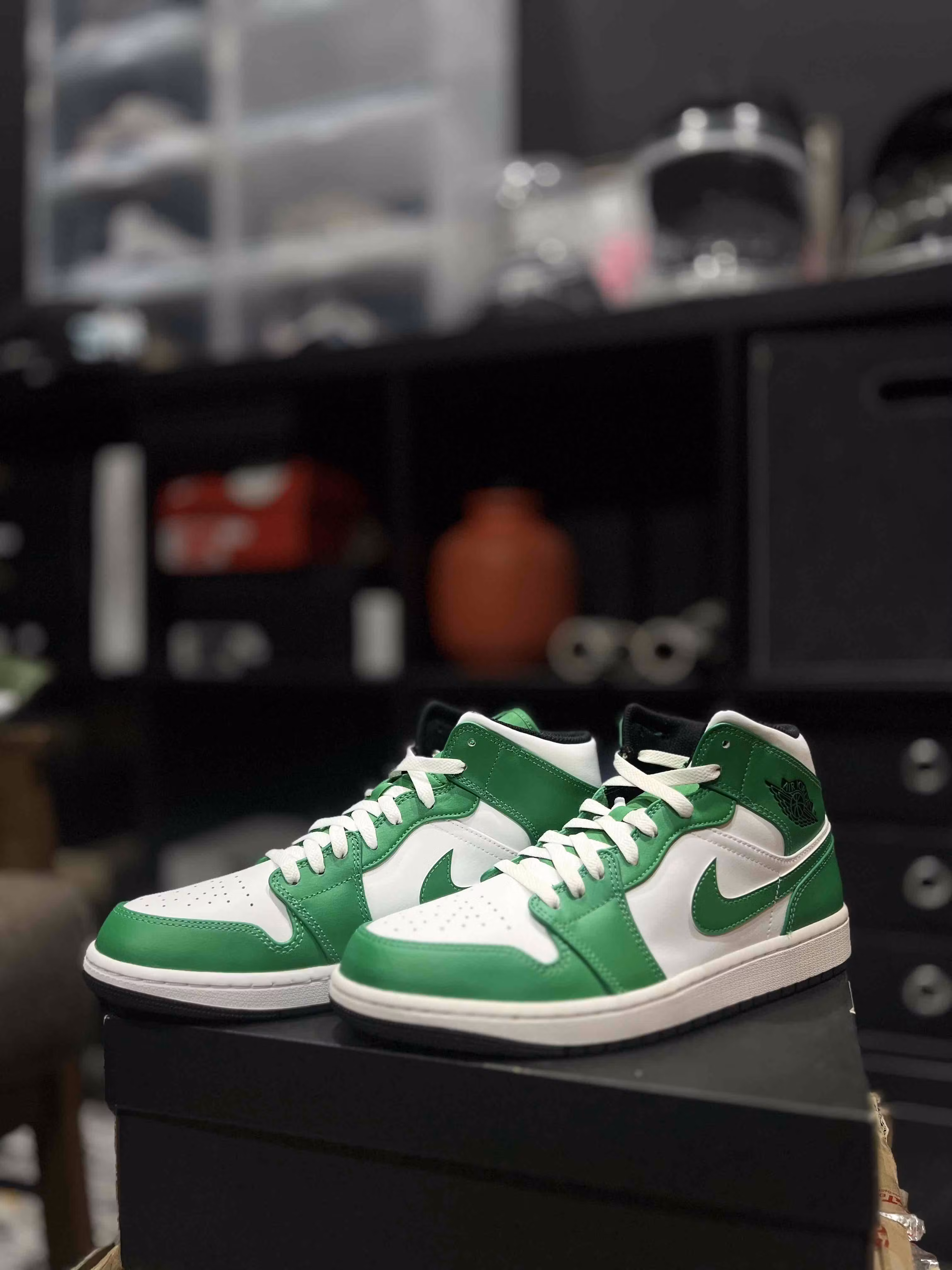 Air Jordan 1 Retro High OG 'Green Glow' DZ5485-130 Air Jordan 1 Retro High OG 'Green Glow' DZ5485-130